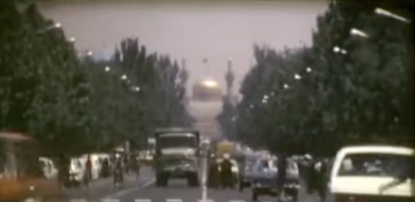 تصویر قدیمی خیابانی در مشهد با نمای دوردست گنبد حرم امام رضا علیهالسلام