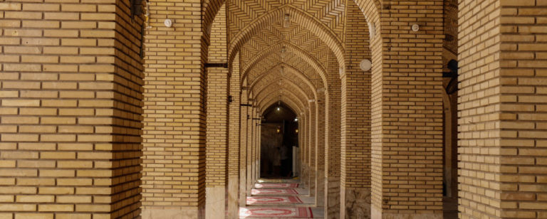 رواقی در مسجد سهل عکس از بهزاد حاج عبدالباقی با برش
